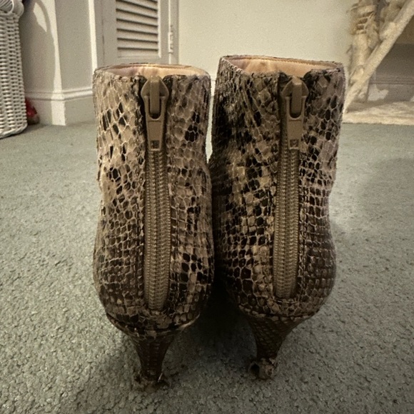 Urban outfitters size 7 snakeskin kitten heel booties - Picture 4 of 7